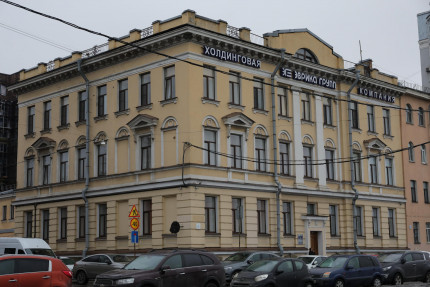 Здание с участком в центре Петербурга
